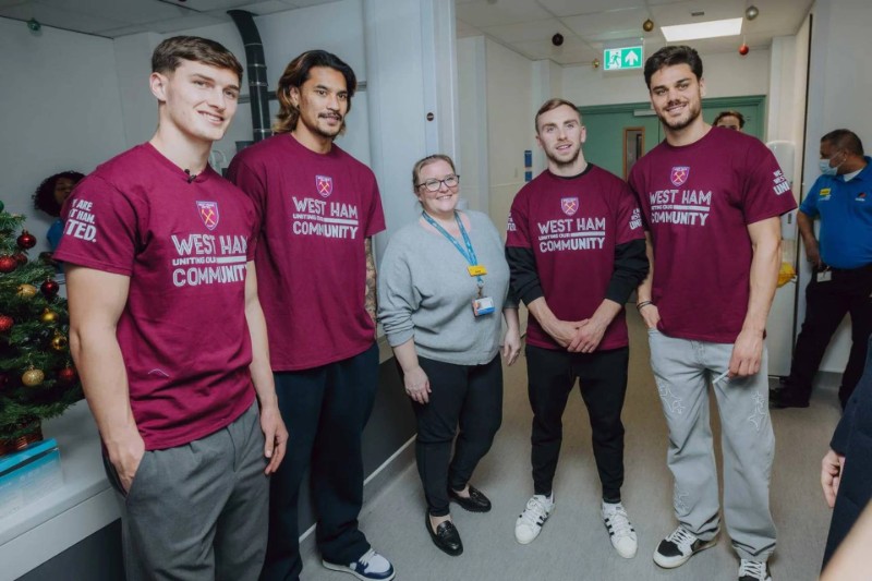 西汉姆联在乔治国王医院传递节日欢乐