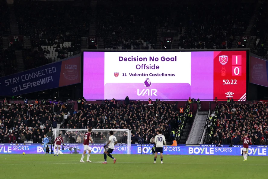 比赛报道 |吉布斯-怀特末段罚球，锤子队