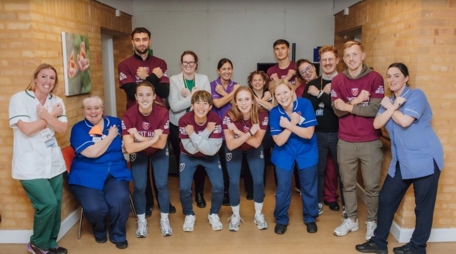 西汉姆联球员探访圣弗朗西斯临终关怀中心：传递节日温暖，回馈社区-特色图片